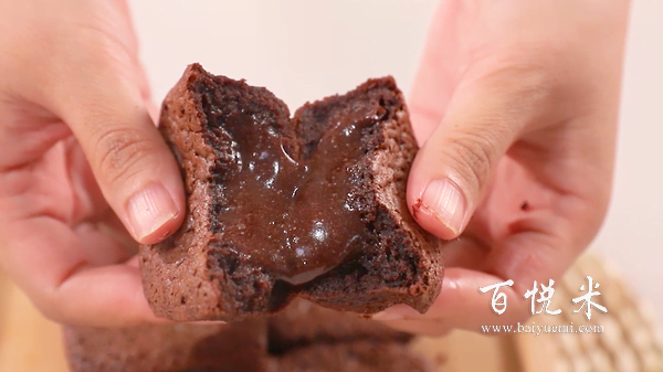 最简单的熔岩巧克力蛋糕做法，表皮松软绵柔、夹心香浓软滑